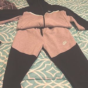 Nike tech jogging suits